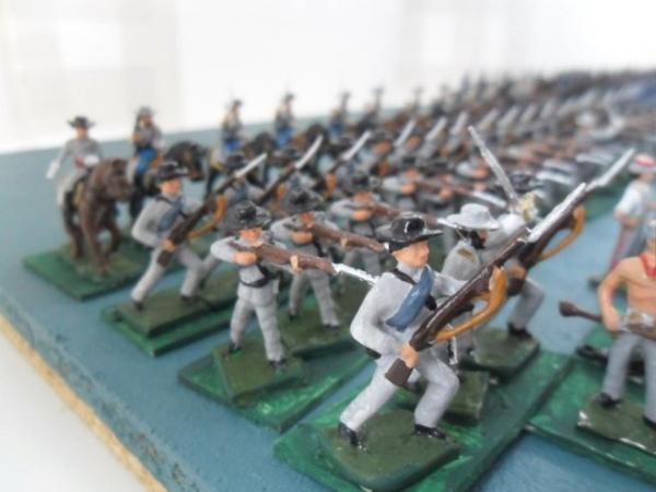 Image 12 of 28 mm white metal Union & Confederate ACW 233 figures.