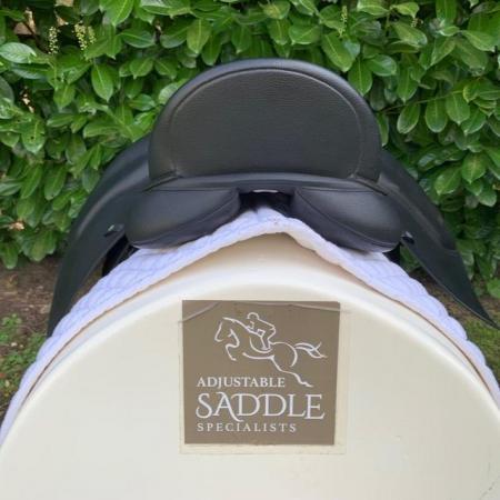 Image 10 of Wintec 17.5 inch hart dressage saddle (S3097)