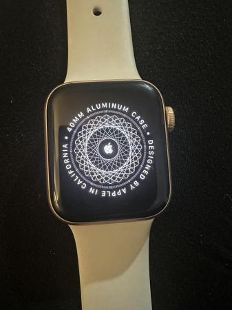 Image 2 of Apple Watch SE rose gold 40mm