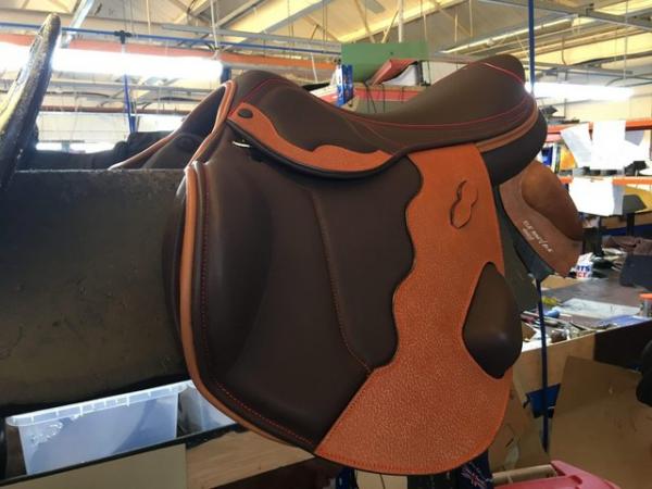 Image 2 of 17.5 jump saddle medium / wide fit very attractive jump sadd