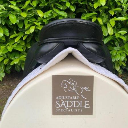 Image 15 of Kent and Masters 17.5 inch high wither dressage saddle