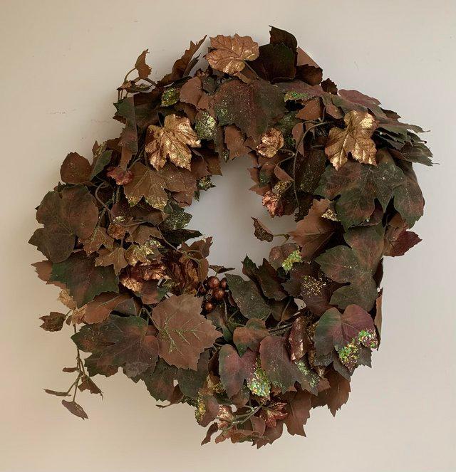 Preview of the first image of Wreath with leaves and berries.
