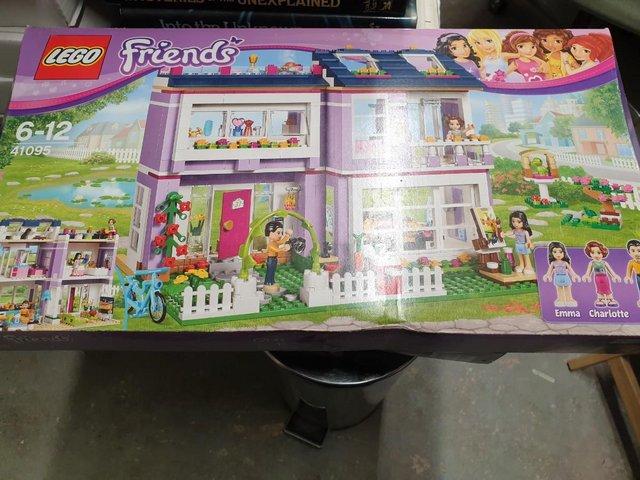 Preview of the first image of Lego Friends 41095 Emma's House.