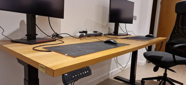 Image 1 of Electrically adjustable desk with a premium oak top