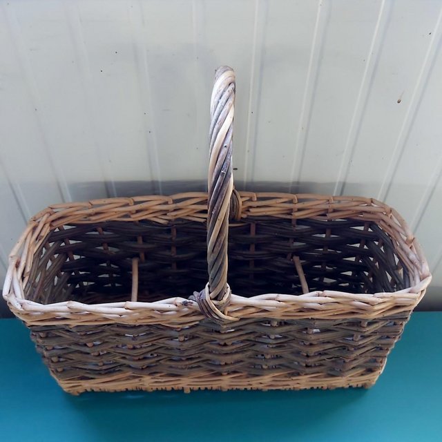Preview of the first image of £35 wicker 2-tone basket 4 bottle holder with handle.