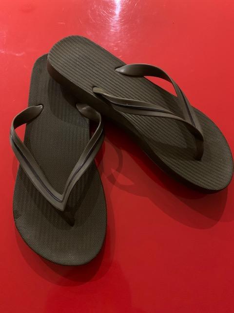 Preview of the first image of Gap Size 8 Khaki flipflops.