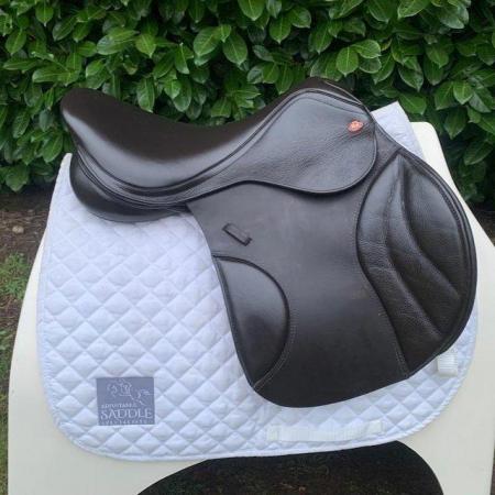 Image 9 of kent and masters s series 17.5 inch jump saddle