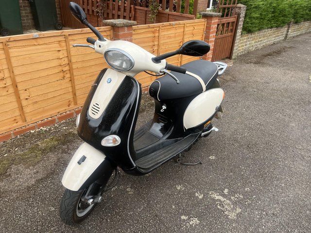 Preview of the first image of Vespa et4 125 pre leader.