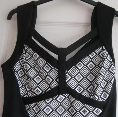 Image 3 of NEW Black and White patterned sleeveless Dress, size 12