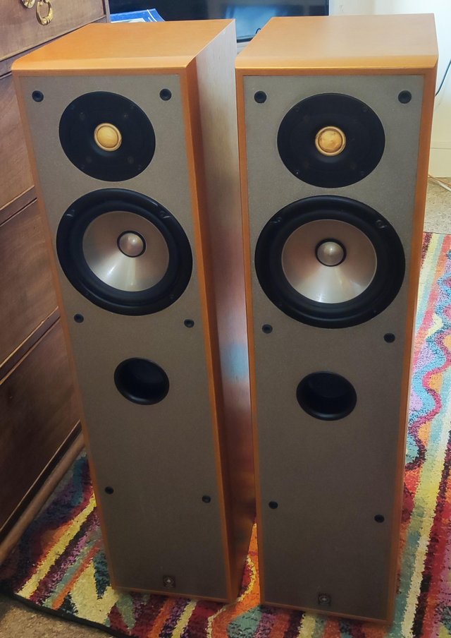 Preview of the first image of Yamaha NS-200 Speakers Tower Floor Standers with Spikes No f.