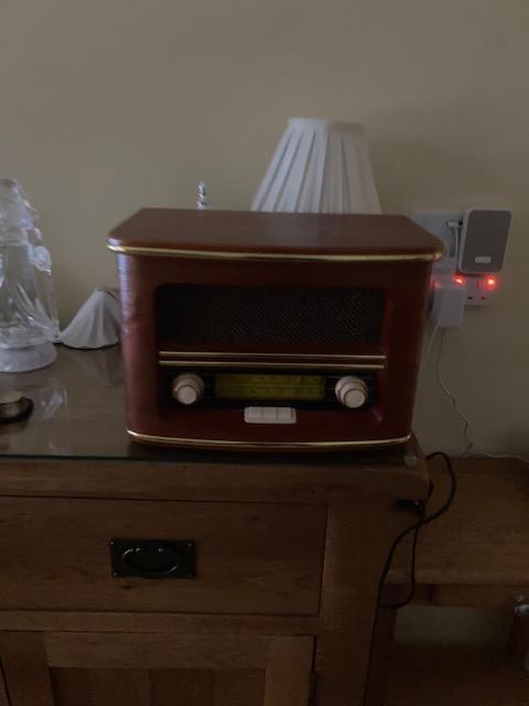 Preview of the first image of VINTAGE LOOK RADIO/CD PLAYER.