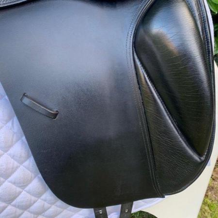 Image 11 of Kent & Masters 17.5” S-Series High Wither Dressage saddle