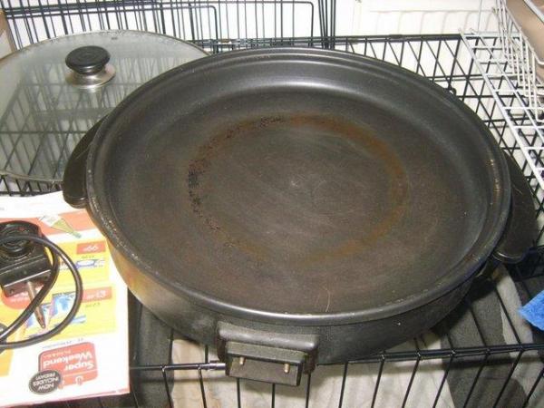 Image 3 of Black Electric pan- with glass lid