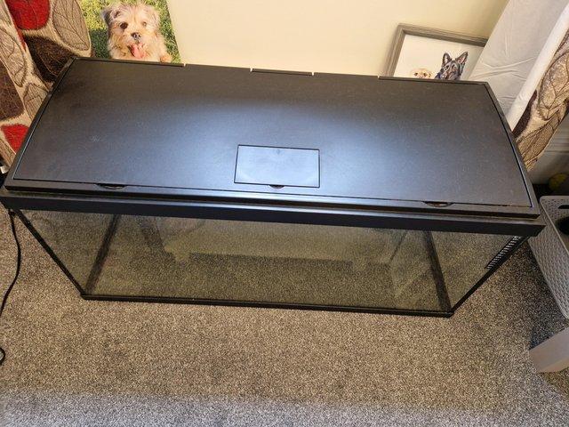 Preview of the first image of Large glass fishtank with lid..