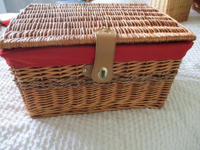 Preview of the first image of Very well-made and sturdy hamper/picnic basket.