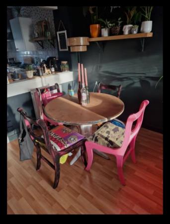 Image 1 of Extendable dining table with 4 chairs