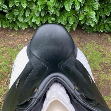 Image 13 of Wintec 17.5 inch black jump saddle