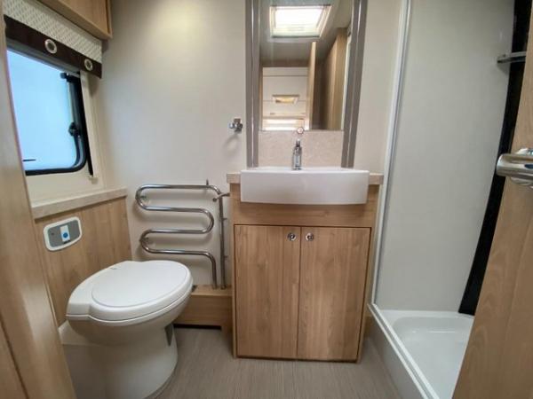 Image 17 of Elddis Tempest EB 2016 6 berth caravan *fixed bunks*