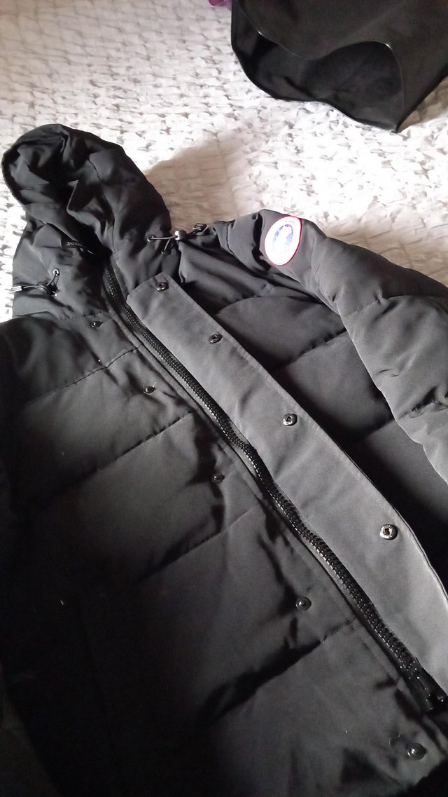 Preview of the first image of Canada goose mens coat in Black.
