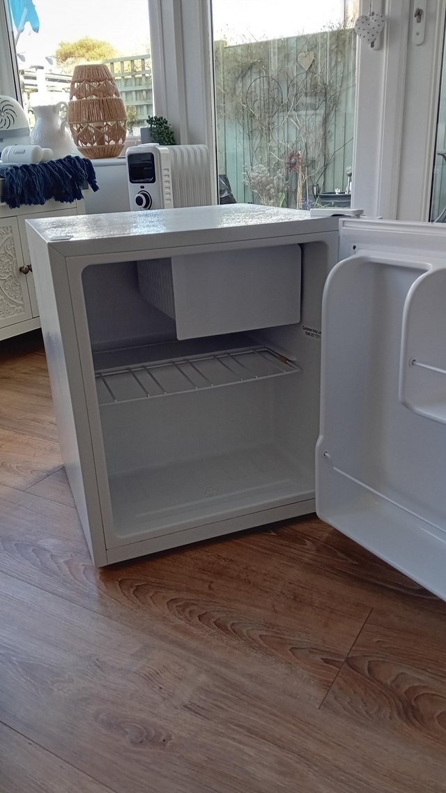 Preview of the first image of White Tabletop fridge with ice box.