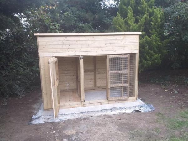 Image 4 of 8ft x 4ft x5'6'' dog kennel and run