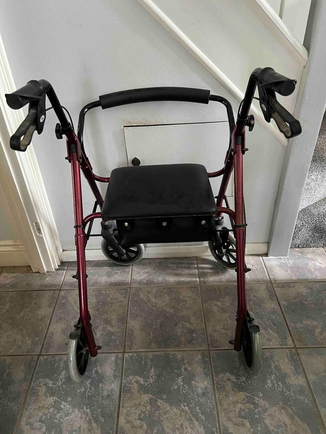 Preview of the first image of Walking aid with four wheels, brakes and seat.
