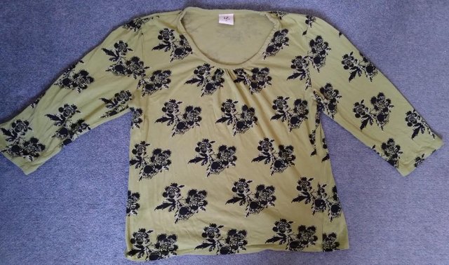 Preview of the first image of Green floral cotton t-shirt with half sleeves (size M).
