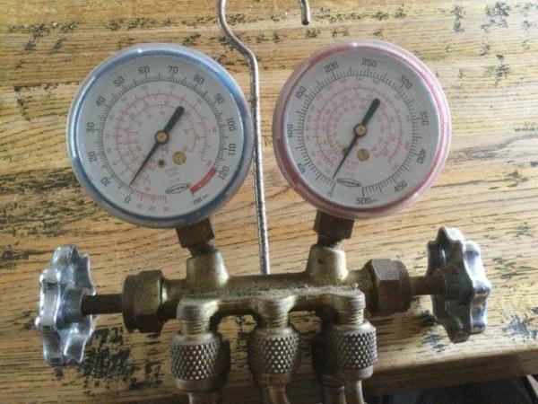 Image 1 of Uniwield gas regulator double gauge.