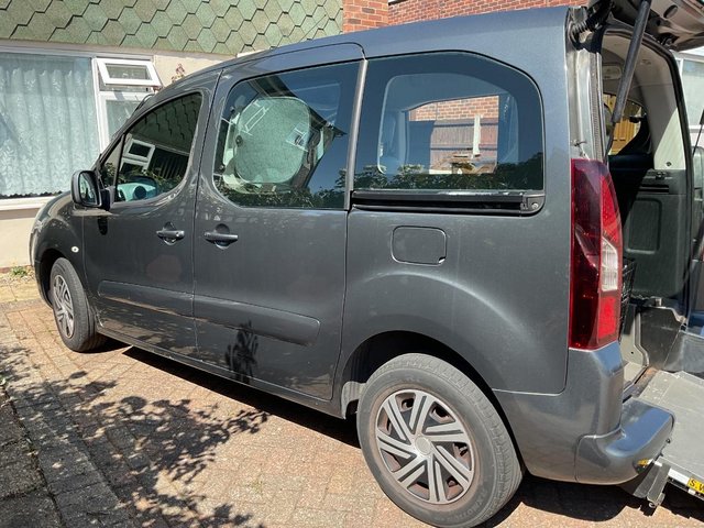 Wav Berlingo multispace with 2 front seats and ramp