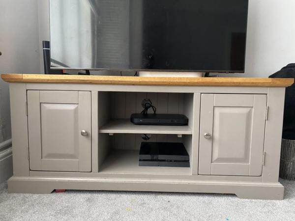 Image 2 of ST IVES NATURAL OAK AND LIGHT GREY PAINTED LARGE TV CABINET